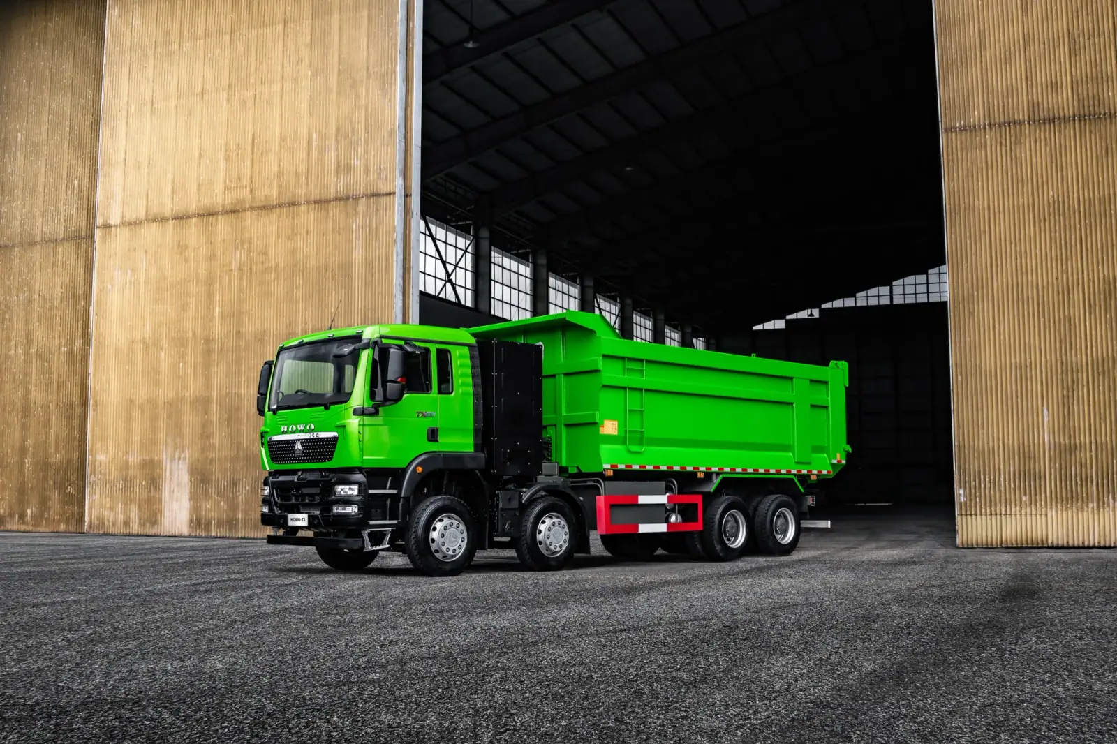 Choosing a HOWO Delivery Truck Body for the Route